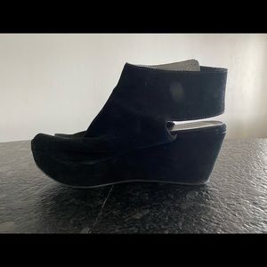 Chocolat Blu Black Suede Wedge in Size 8.5